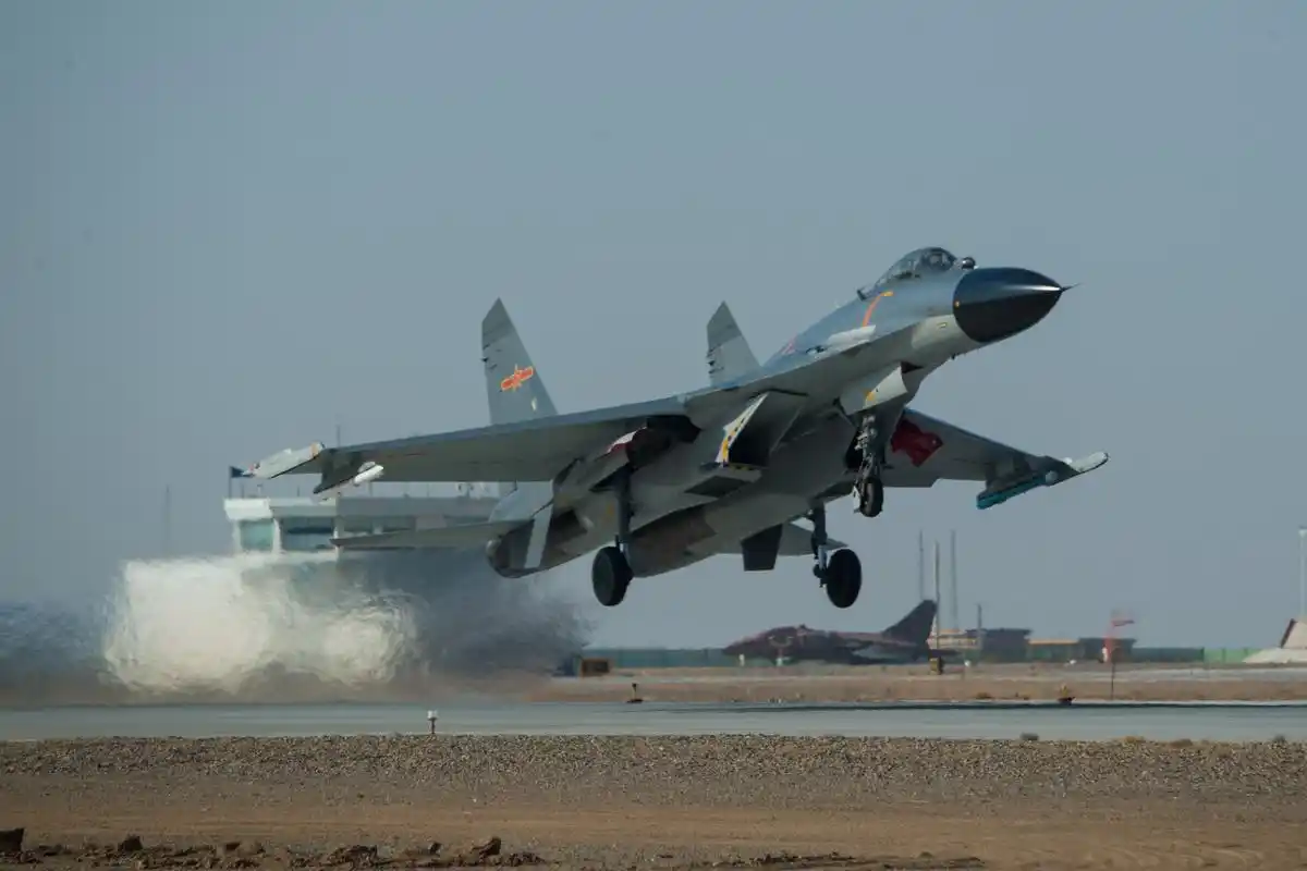 歼11战机升空.杨军摄影