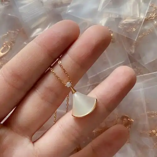 柜宝格丽正项链女白贝母小裙子扇形项链小蛮腰镶白贝壳女锁骨优惠券