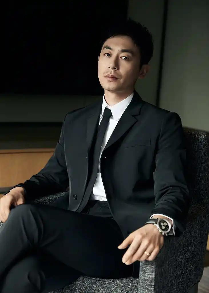 组图:朱亚文穿黑西装拍写真 尽显型男利落帅气_高清图集_新浪网