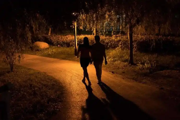 其它 万步有约暮 写美篇路灯下 左右相随 言温语软 若即若离 夫妻相伴