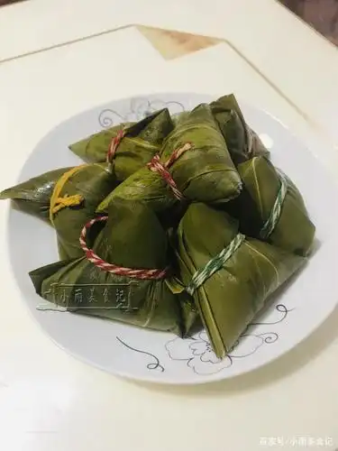 8,最后,将煮好的粽子从锅里小心夹到盘子里,端上桌后就可以让家人趁热