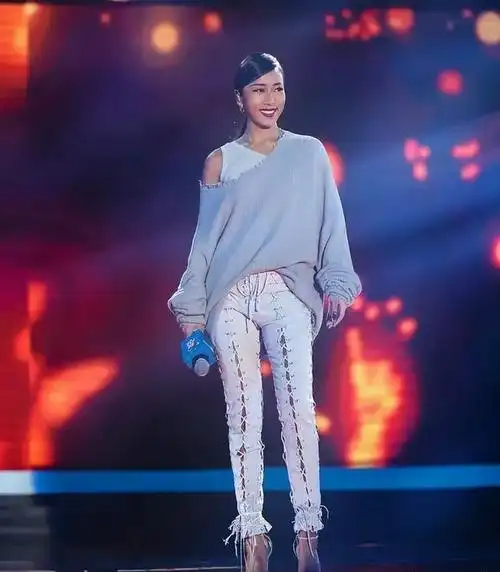 刘欢夫妇办家宴,吉克隽逸穿着暴露引反感,遭网友抨击没教养