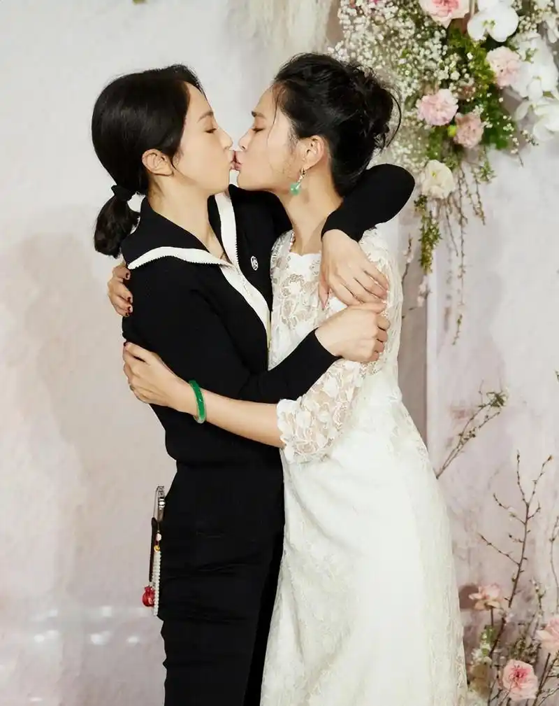 董璇和关悦的亲吻事件引发的思考 董璇和关悦是多年的闺蜜好友,两人