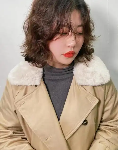 2022短发烫发发型图片女减龄 超级显脸小的短发造型