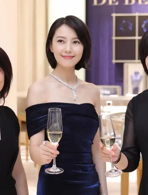 高圆圆短发好迷人,抹胸裙惊艳全场,网友:气质女神实至名归