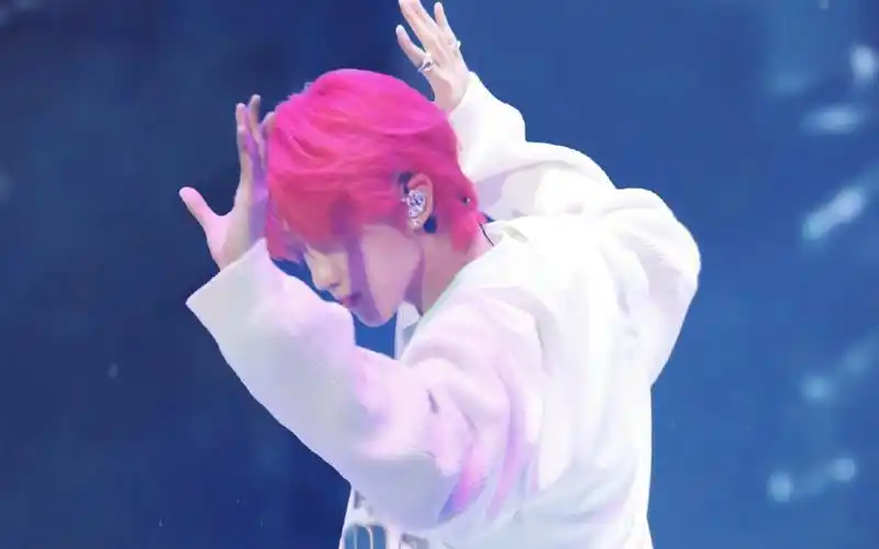 seventeen徐明浩不愧是bboy出身,一段freestyle引发全场尖叫!