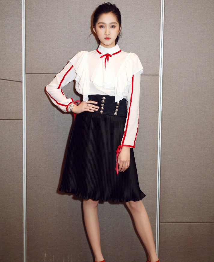 关晓彤全身照集锦,大长腿吸晴,网友:鹿晗你女朋友腿也太长了吧