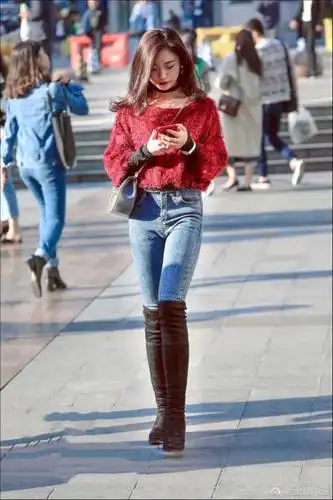 冬天了女的靴子穿起来了