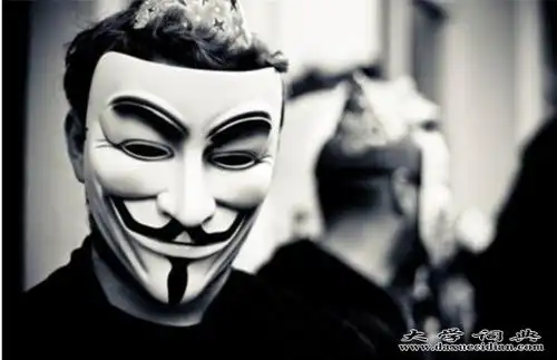 那叫"说假话";行为可以伪装,那叫"弄虚作假";笑容可以伪装,那叫"假笑"