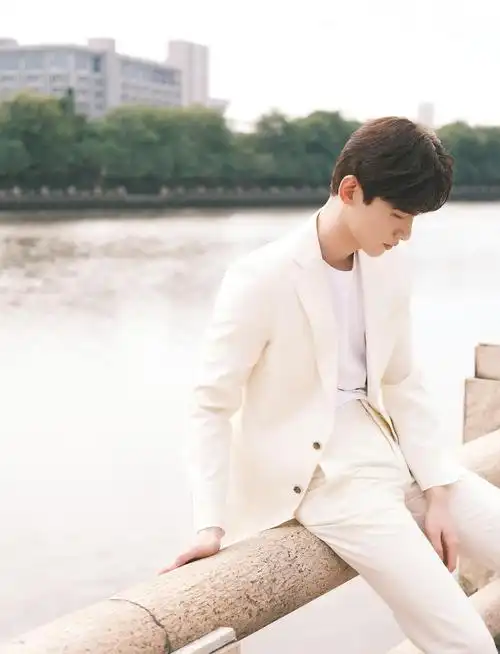 白敬亭纯白西装时尚帅气写真