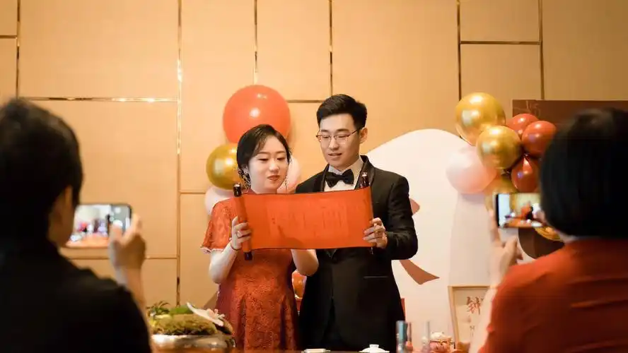 一个小型温馨的订婚宴,计划只邀请双方父母出席,因为丹东疫情的原因