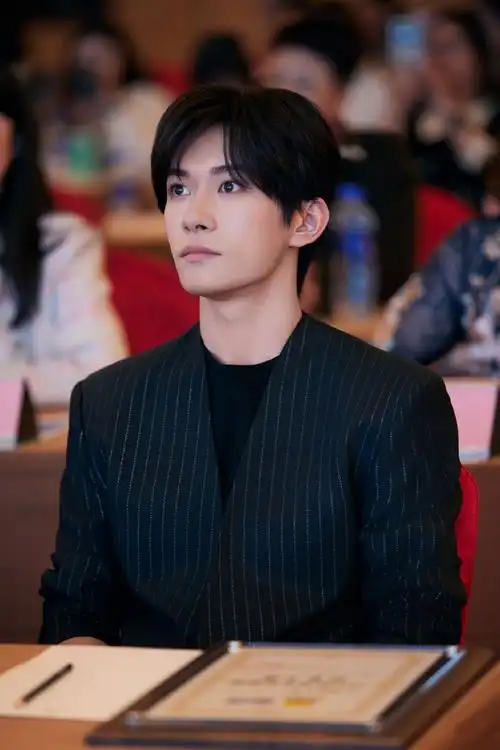 易烊千玺任chc影迷电影频道形象大使##chc影迷电影频道5月1日开播