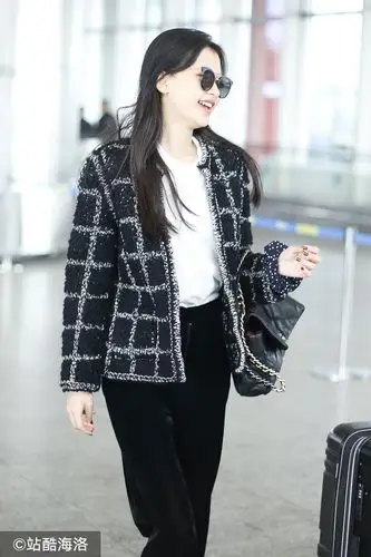 90后辣妈孙怡黑超遮素颜气场足老公董子健推行李秒变小跟班