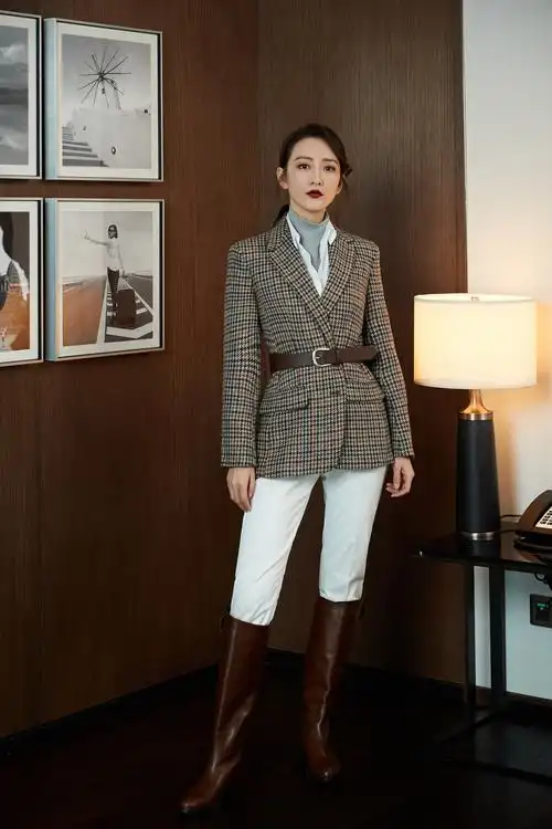 王鸥猎装英伦风气质迷人 朱唇媚眼诠释不同风格