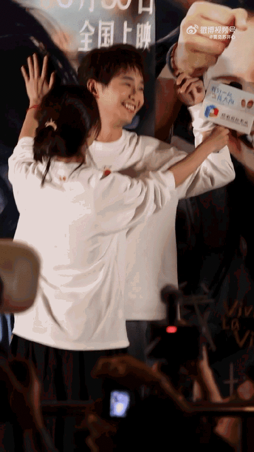 今天路演现场李庚希还壁咚了彭昱畅哈哈哈哈,好像看到