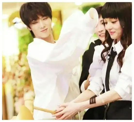 华晨宇做仰卧起坐发现关晓彤穿短裙,接下来他的三个举动被赞机智