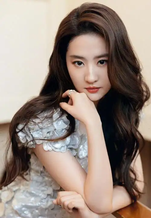 明星写真:刘亦菲绝美深v花瓣礼服长裙时尚照,雍容华贵气质优雅