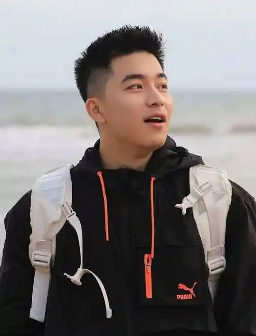 男生剪"两边铲"发型很阳光帅气,这3款不挑脸型,值得尝试!