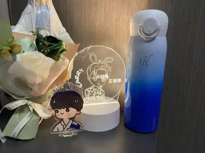 你拿在手里好好唱歌,我好好喝水#tfboys  #王俊凯