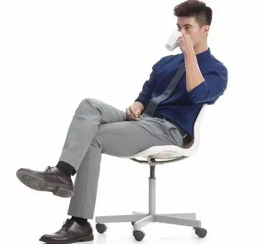 翘二郎腿的危害:所以很多人认为:如此简单和普通的坐姿怎么会有危害呢