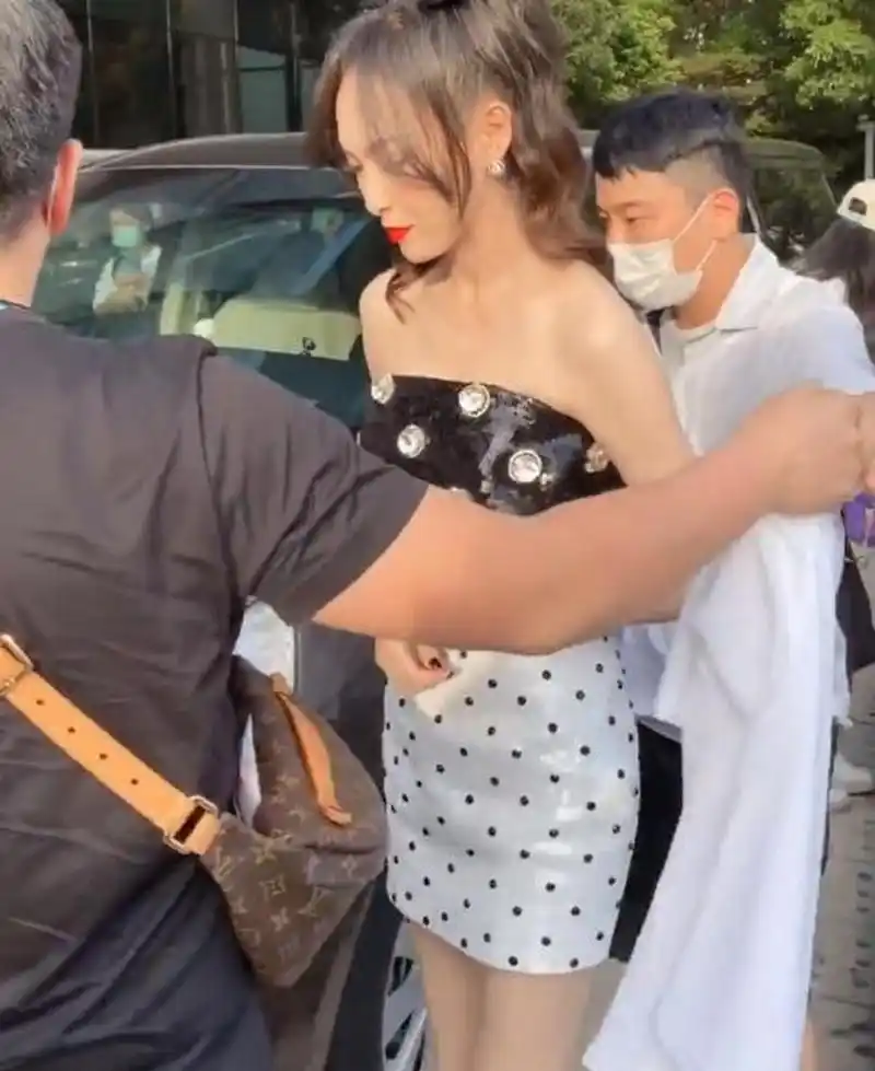 其实在很多明星旁边都会有助理的,这一次唐嫣出席活动,她就只带了两个