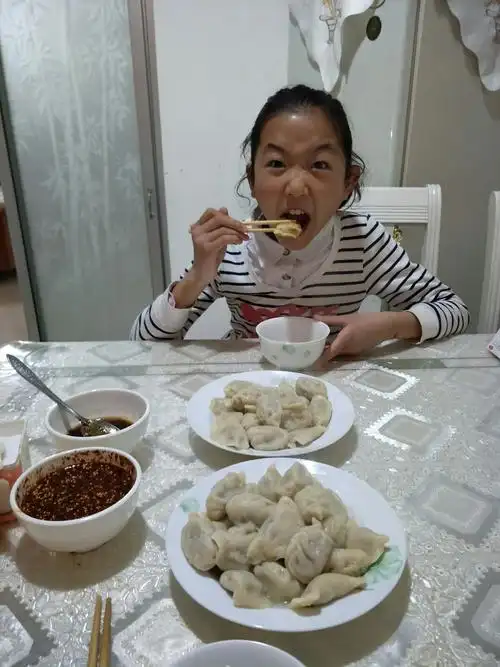 这是一张我吃饺子的图片,我吃的样子大口大口的看的爸爸妈妈哈哈大笑