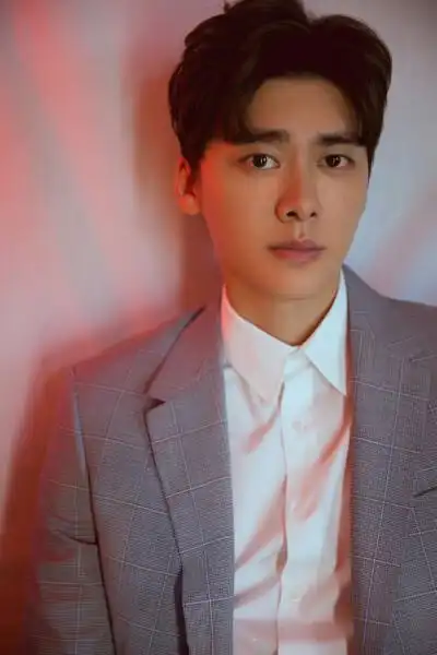 李易峰冷冽帅气西装写真