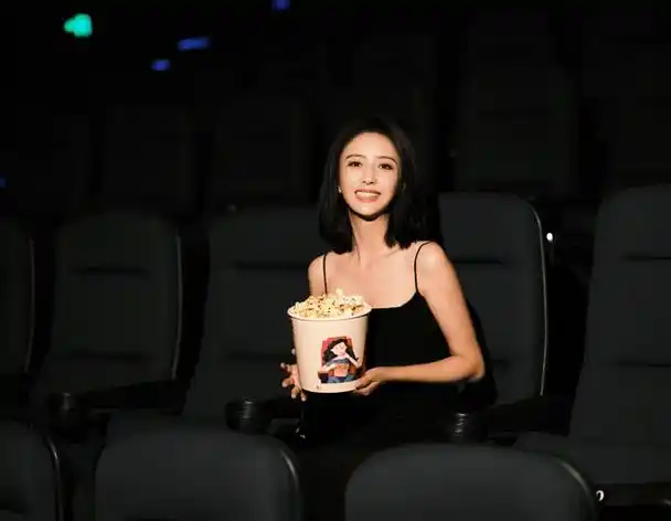 佟丽娅喜迎40岁生日穿吊带秀性感身材美貌封神前夫贴心送祝福