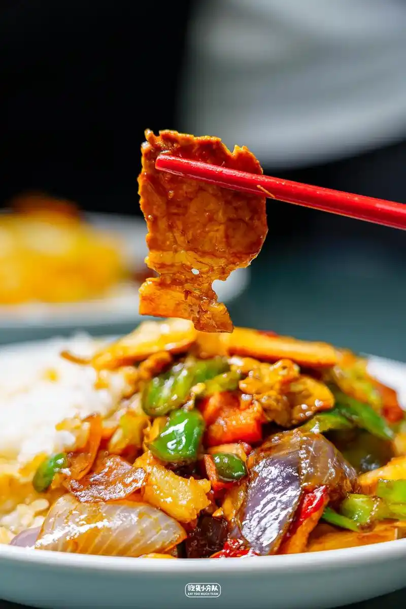 回锅肉盖浇饭,好吃到才刚吃口浇头,就迫不及待拌匀开始大快朵颐.