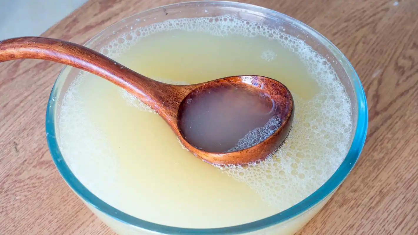 8,酸浆舀得差不多了就可以开始压豆腐了,将准备好的纱布平铺在豆腐