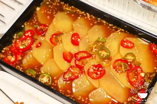 锡纸金针菇和捞汁土豆片色泽艳丽,超级入味,每一口都是极其的享受!