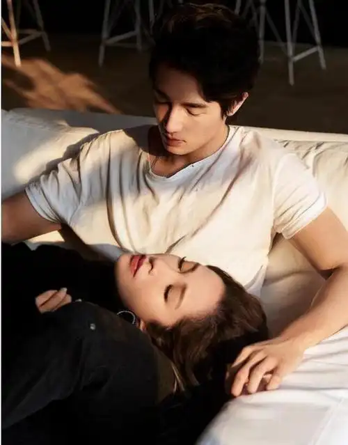 萧亚轩发文与小16岁男友分手,为了能红,男友曾累到吐血_黄皓_都会