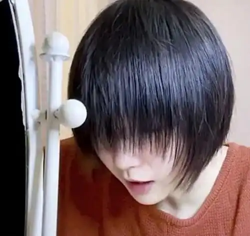 成果宅在家给自己剪头发,剪完后实力卖萌,这样的狗哥谁不爱