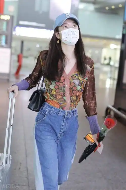 2023年5月19日,北京,张雪迎现身机场.身着印花衬衫时尚靓丽.