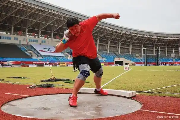铅球运动员通过力量和技巧,将一个重达7.