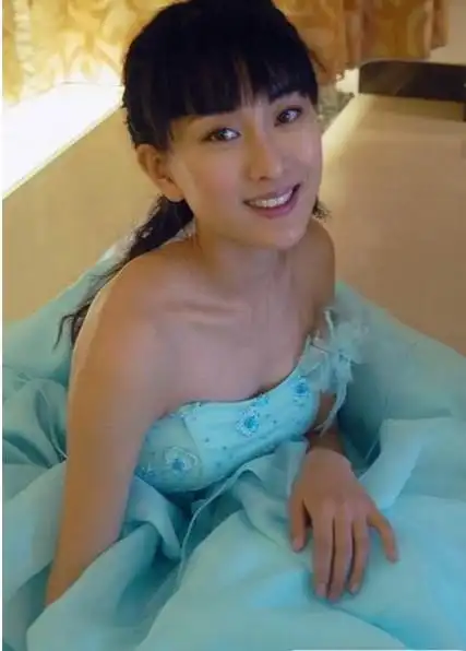 马苏敞开衣衫献身《男人装》