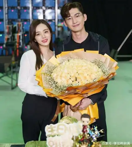 张翰被爆新恋情?手捧鲜花幸福依偎在王晓晨身边,网友:好甜蜜