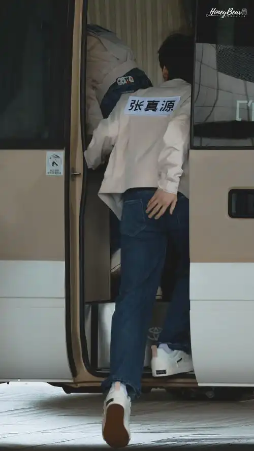 时代少年团诠释各自潮流穿搭##张真源奔跑吧