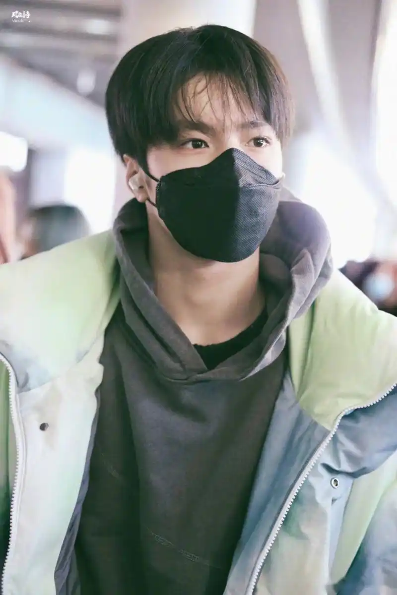 刘耀文今日机场饭拍 顺毛好乖,行走的衣架又上线了好帅好帅@刘耀文