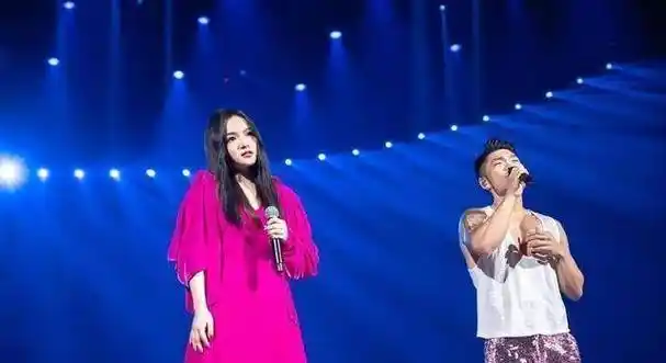 36岁徐佳莹上班暴露身高了,穿紫色裙158cm变148cm,腿p都来不及_连衣裙