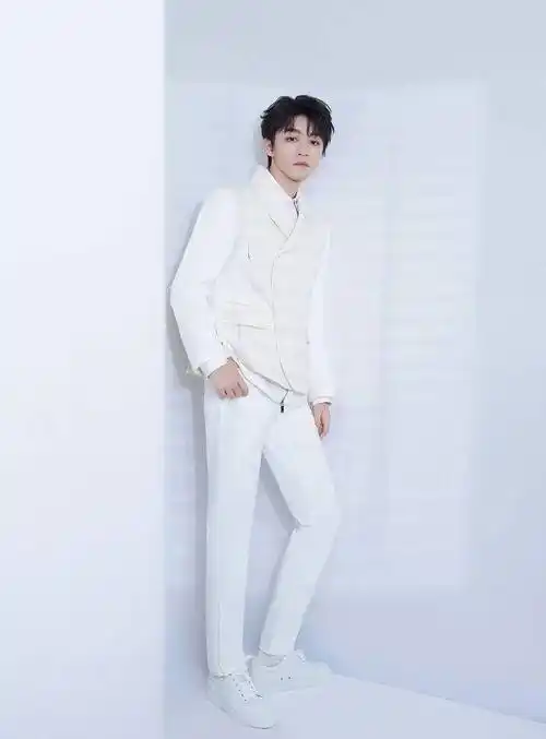 王俊凯亮相央视2022元宵晚会身穿白色西装演唱九零后后