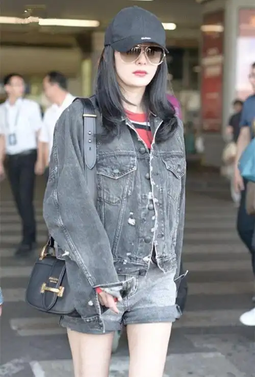 杨幂牛仔热裤现身机场,大长腿清爽靓丽