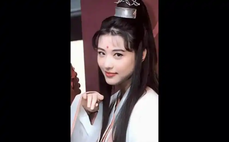 曾经是全港情人的周海媚,年轻时到底有多美,看她的胶原蛋白脸就知道了