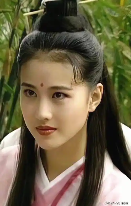 周海媚57岁孤身离世:张学友吻别的女神,最美周芷若,生前与狗为伴