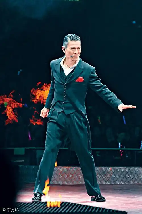 刘德华演唱会上意外失声,含泪致歉无法再唱,买了黄牛票的好心塞