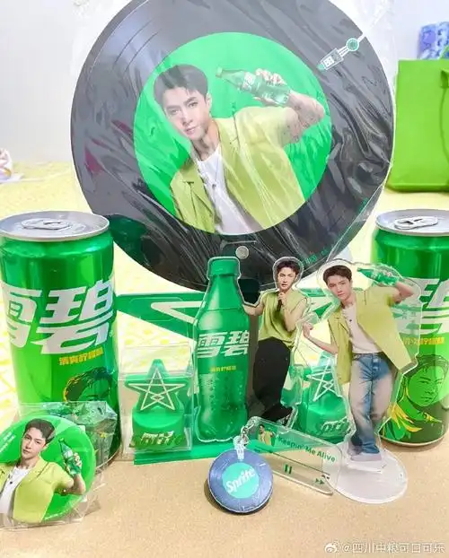 7715是谁拿了小93这么多周边不得不说这个绿色和@张艺兴好搭,"