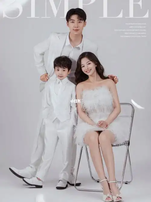 现代全家福一家三口适合的白色简约梦幻仙