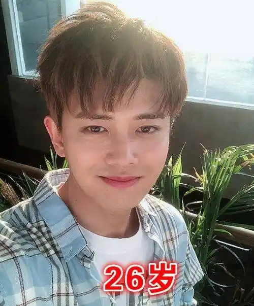 紧接着大家看到的就是他26岁的照片,此时的任嘉伦已经顺利的出道了