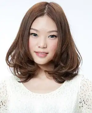 时尚当道,不妨试试这款卷发中分发型图片吧,亮棕色的发色,内扣的发尾