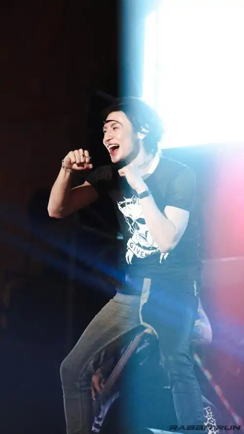 小鬼把更多时间花在音乐上##小鬼王琳凯音乐节露58块腹肌##小鬼